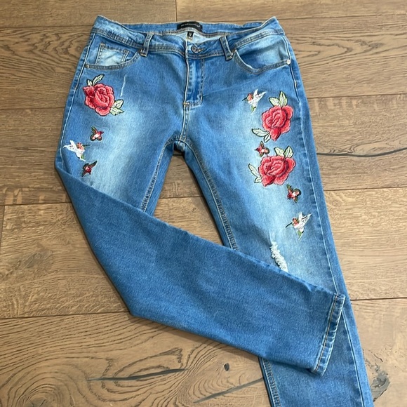 The Style Between Us Denim - Distressed Floral Embroidered Skinny Ankle  Rose Flowers Blue Jeans Size 13